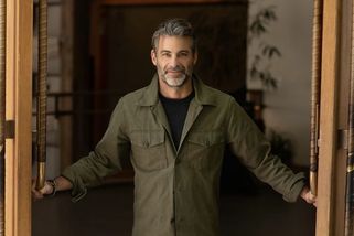 Proč lidé přitahují vztahy, které je ničí? Podle partnera Jennifer Anistonové za to mohou traumata z dětství - Novinky