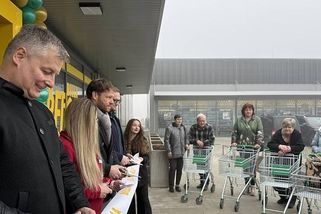 Retail park u Třeboně přivítal zákazníky. Během chvilky nebylo kde zaparkovat