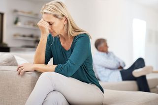 Únava, podrážděnost a nálady? Jak perimenopauza testuje vaše manželství a co se s tím dá dělat