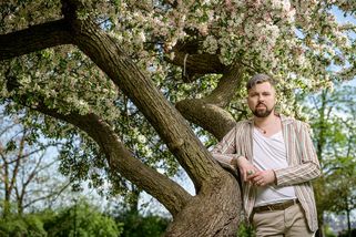 „Queer lidé mají plné právo, aby jejich historii podporoval stát,“ říká historik Ladislav Jackson, který stojí za projektem Queer Praha. Reaguje tak na kritiku poslance Matěje Gregora