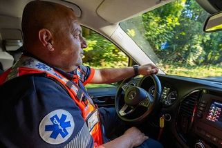 Dojatí záchranáři: žáci se postarali o seniorku, která zkolabovala na procházce