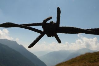 Nálepka Pohraničníka na autě. Tím se vážně někdo chlubí? - Médium.cz