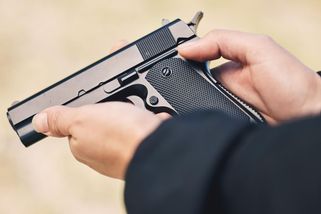 Američan, který mířil na ptáka, zastřelil omylem svou dceru. Obviněna je i matka - Novinky