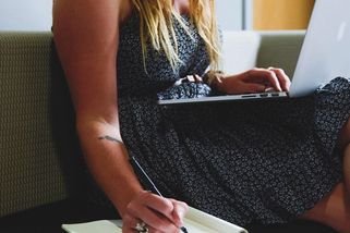 Práce odkudkoliv měla být svoboda. Pro mnoho lidí je past - Médium.cz