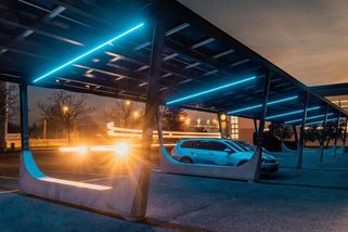 České carporty vypadají vedle umazaných benzínek jako výjev z budoucnosti