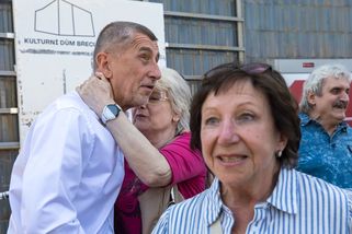 "Nedělá ze sebe vola a myslí na nás, kauzy neřešíme." Babiš vyjel karavanem za voliči