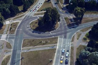 V Česku je jeden vyhlášený kruhový objezd, kde drtivá většina řidičů porušuje předpisy a ani o tom neví - Garáž.cz