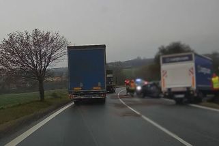 Přes dvojitou plnou předjel kolonu u tragické nehody. Arogance kamioňáka šokovala policisty - Novinky