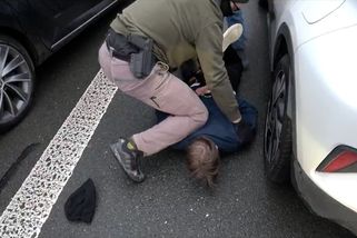 Nelegální bankou svištěly v ČR na černo stovky milionů, gang zadržela URNA - Novinky