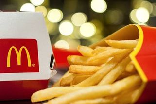 Cyničtější než Grinch. McDonald’s po kritice stahuje vánoční reklamu