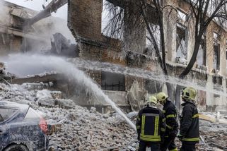 Drsná taktika Rusů: chtějí "odpojit" a vylidnit Kyjev. Zelenskyj vyhlásil stav nouze