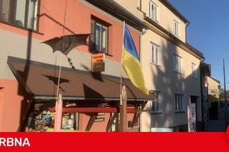 Ukrajinská vlajka u novoměstského obchodu vyvolává na sociálních sítích velké emoce