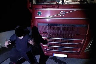 Dvě lahve rumu během jízdy. Kamioňáka zastavili u Nové Včelnice