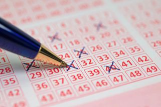 Obsluha benzinky obrala sázkaře o milionovou výhru. Pokusila se ji sama získat - Echo24.cz