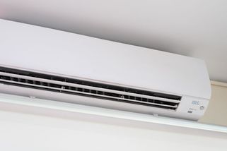 Klimatizaci nejspíše odzvonilo: Mezi lidmi je nyní v oblibě mnohem levnější a jednodušší řešení - Médium.cz