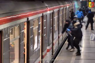 Akční útok gangu sprejerů na pražské metro zachytily kamery - Novinky