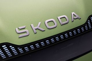 Nové logo Škody je jednodušší a zachovává okřídlený šíp. Zároveň symbolizuje éru elektromobility - Garáž.cz