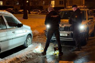 Řidič v Praze ujížděl policii, ti po něm stříleli. Nakonec jim utekl - Novinky