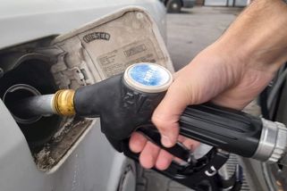 Málokterý český řidič umí správně tankovat. Zlozvyk s „vycvaknutou“ pistolí akorát ničí auto