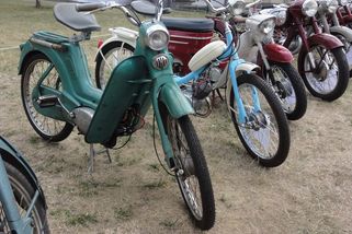 Splašené trubky aneb Příběh rakovnických mopedů Stadion - Garáž.cz