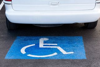 Lze zastavit na invalidech „jen na chvilku"? A co pravidlo 3 minut? Policie i instruktor autoškoly se shodují