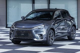 Jiné auto bychom si nekoupili: Našli jsme prémiovku, která jezdí za 3,7 litru a popírá veškerou logiku