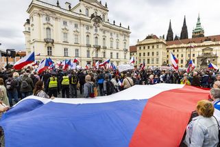 Obrazem: Volby manipuluje Brusel, ne Moskva, křičeli odpůrci Pavla na Hradě - Seznam Zprávy