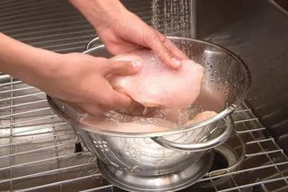 Častá lidová chyba, které se před tepelnou úpravou kuřecího masa MUSÍTE VYHNOUT: Vystavujete se rizikům, o kterých nemáte ani tušení