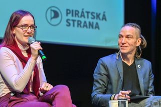 Kdo převezme kormidlo Pirátů po Bartošovi? Ve hře je uznávaný ministr i kritička vlády