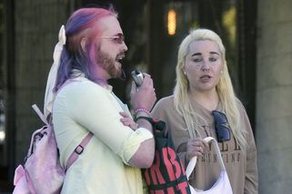 Někdejší hvězda Amanda Bynes spatřena v ulicích LA: S kamarádem v sukni a mastnými vlasy opět děsí fanoušky - Super.cz