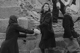 „Dělám to pro slaninu a máslo.“ Zoufalé Němky se v troskách Berlína samy nabízely rudoarmějcům - Médium.cz