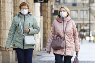 Z respirátorů se jen tak nevyhrabeme. Sundat? Co lékař, to názor - Novinky