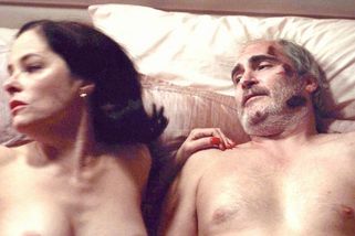 Joaquin Phoenix si v hororu střihl nahou scénu se slavnou kolegyní (54). Taková ňadra i pozadí jí mohou závidět i dvacítky! - Super.cz