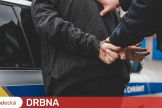 V Broumově napadl kamaráda a ten následně zemřel. Cizinci hrozí za mřížemi až šestnáct let