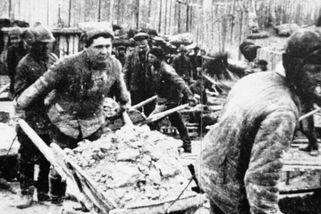 Američané a Britové poslali do Stalinova gulagu 2 miliony lidí. Pokrytecky je odsoudili k smrti