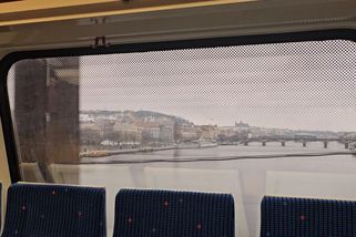 Už tři roky bez nákladní dopravy. Železniční most v Praze musí zpevnit uhlíkové lamely