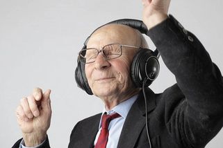 Zákaz řízení důchodcům. První země stanovila věk, od kterého už lidé nesmí za volant - Autobible.cz - Předjedeme vaše představy!