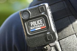 Francouzští policisté zastřelili muže, který u školky obtěžoval děti s mačetou - Novinky