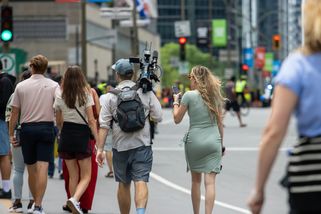 Když jsem sebe sama uviděla večer v televizi, nevěřila jsem vlastním očím. Nechápu, jak si mohli dovolit mě potají natáčet a ukazovat v televizi