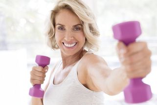 Přibírání na váze po čtyřicítce není selháním. Tělo jen vyžaduje chytřejší přístup - Novinky