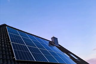 Solární panely vám možná vyrábějí zbytečně málo elektřiny. Výkon přitom dokážete svépomocí výrazně navýšit