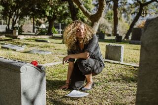 Když zemřou rodiče, přestáváme být dětmi. Bez ohledu na to, kolik je nám let - Médium.cz