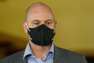 Blatný měl říct, které školy v pondělí neotevřou. Místo něj to nikdo neudělal - Novinky