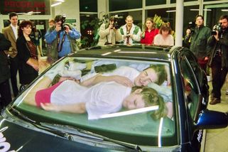 Bizárek z devadesátek: Mostečtí studenti se rozhodli, že překonají počet osob v jedničkové Škodě Octavia. Povedlo se jim to - Garáž.cz