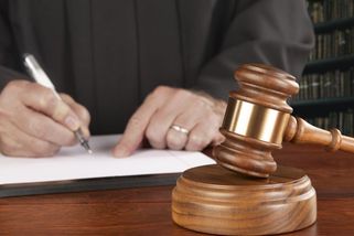 Soud odebral matce z Karvinska na dva měsíce dvě malé děti. Bez odůvodnění - Novinky