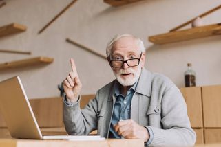 Senioři nad pětašedesát let mají slevu na základní potřeby. Stačí ukázat občanku