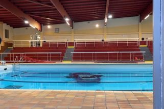 Bizarní výjev: Ve Francii spadlo auto do krytého městského bazénu mezi plavce - Novinky