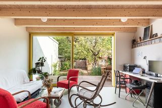 Malému nenápadnému domku nadělila rekonstrukce skvělý nový obývák - Novinky