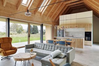 Jako starý vesnický kostelík: Na místě staré stodoly vyrostl v jižních Čechách dům plný dřeva