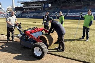 Sigma narychlo mění trávník za miliony. Na stadionu se maká a svítí do noci